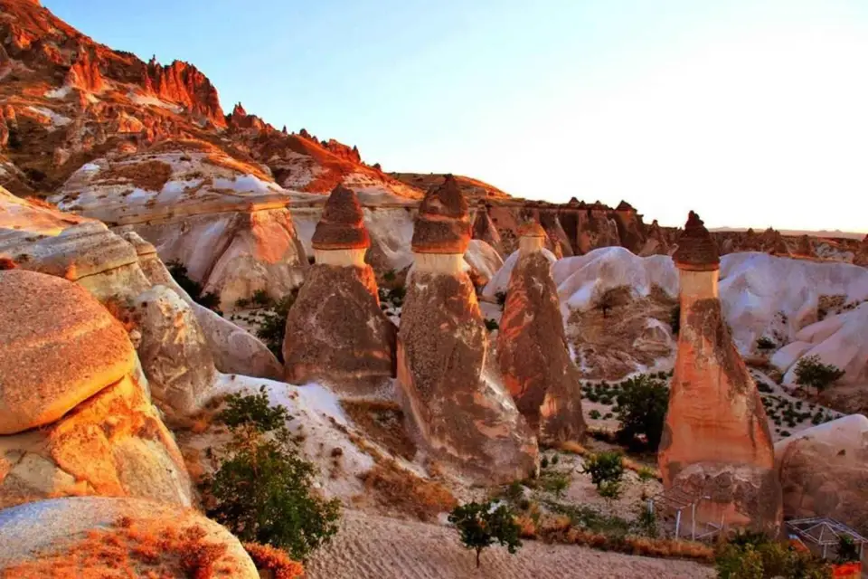 Tour Rojo de Capadocia con Museo al Aire Libre y Guía de Turismo