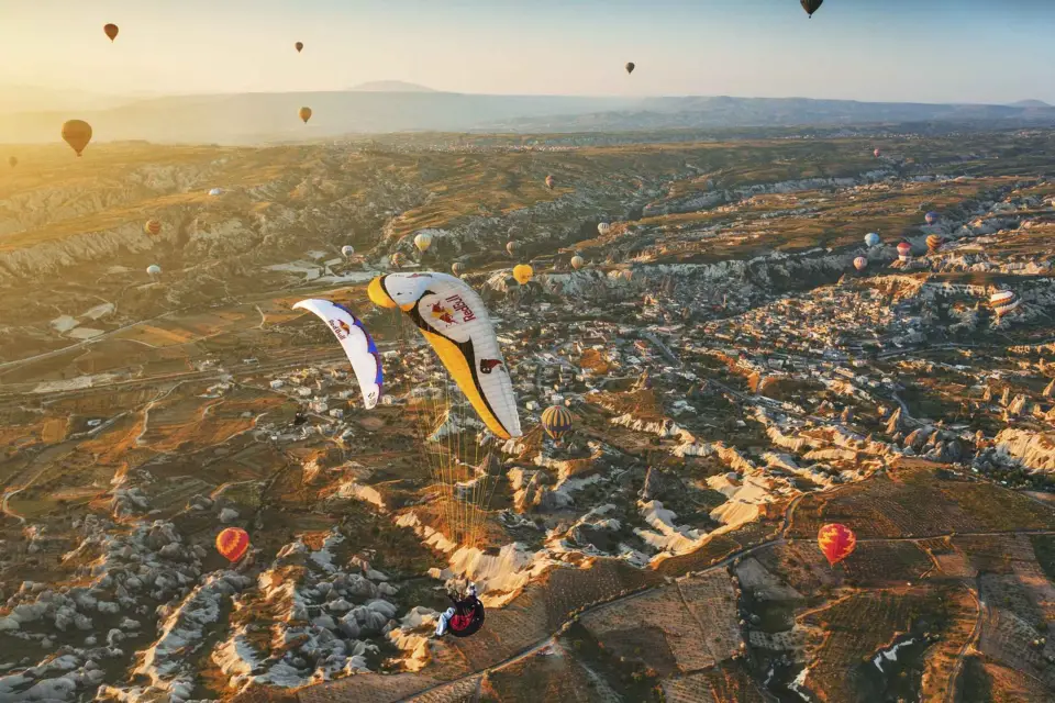 Desde Urgüp/Göreme: Parapente biplaza en Capadocia y traslado