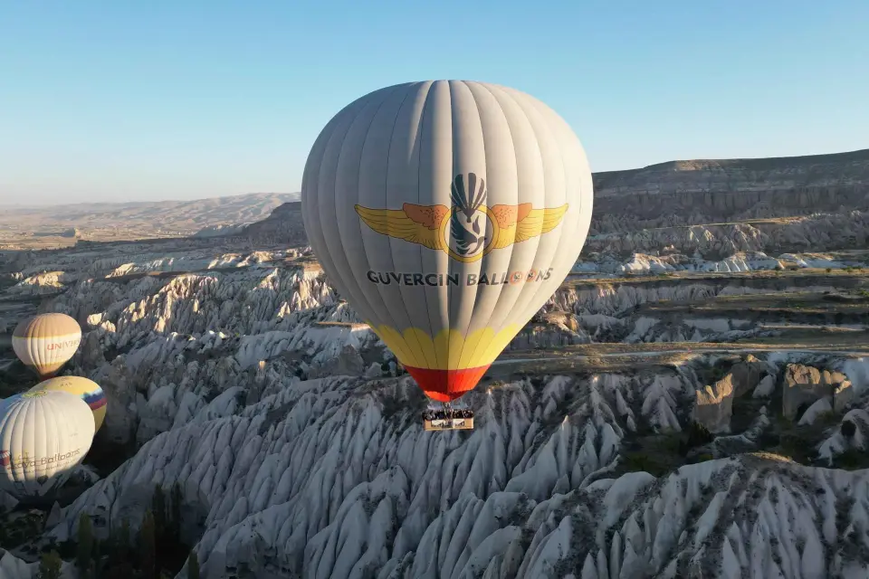 Capadocia: Vuelo en Globo Aerostático al Amanecer de las Chimeneas de las Hadas