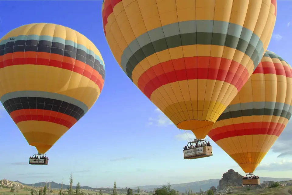 Vuelo en globo aerostático en Capadocia al amanecer en Fairychimneys