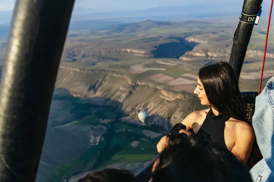 Capadocia: Vuelo en Globo Aerostático y Tour Rojo Privado