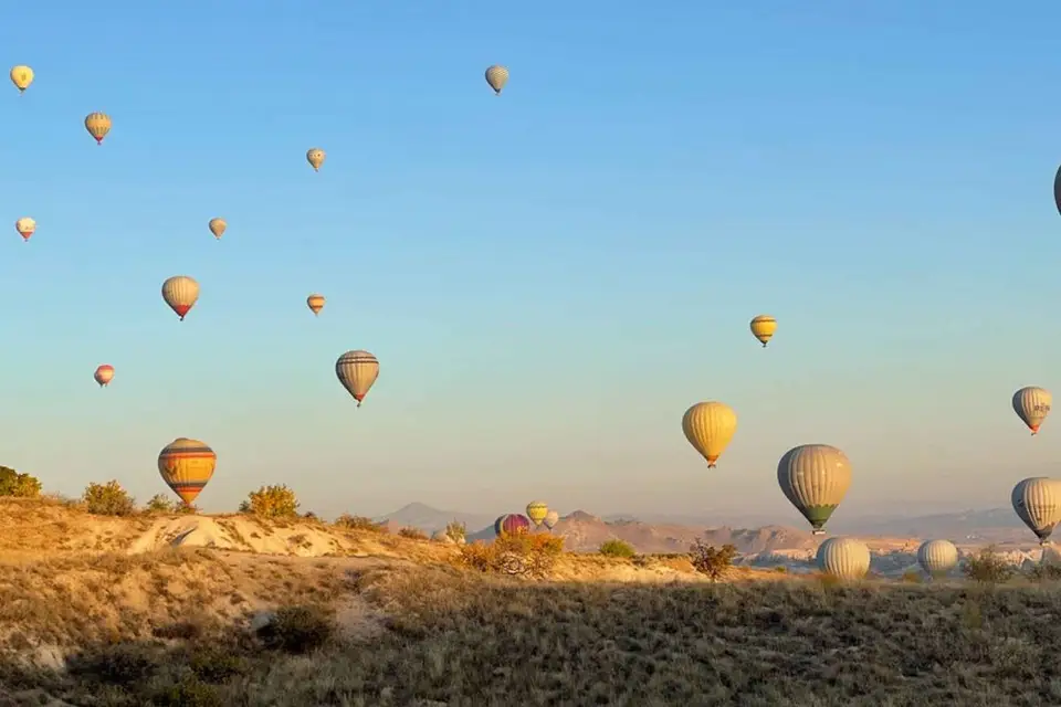 Capadocia: Vuelo en Globo al Amanecer en el Valle del Gato