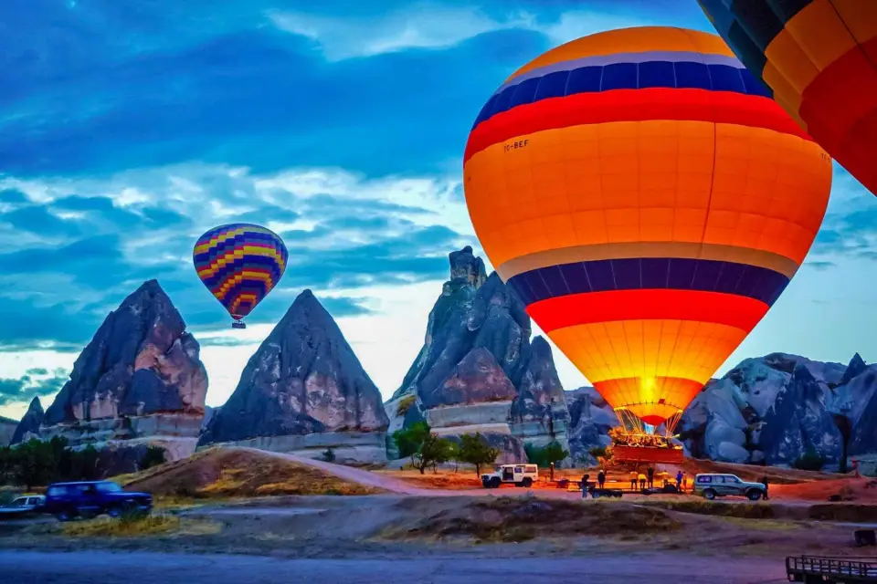 Capadocia: Vuelo en Globo por las Chimeneas de las Hadas con Desayuno