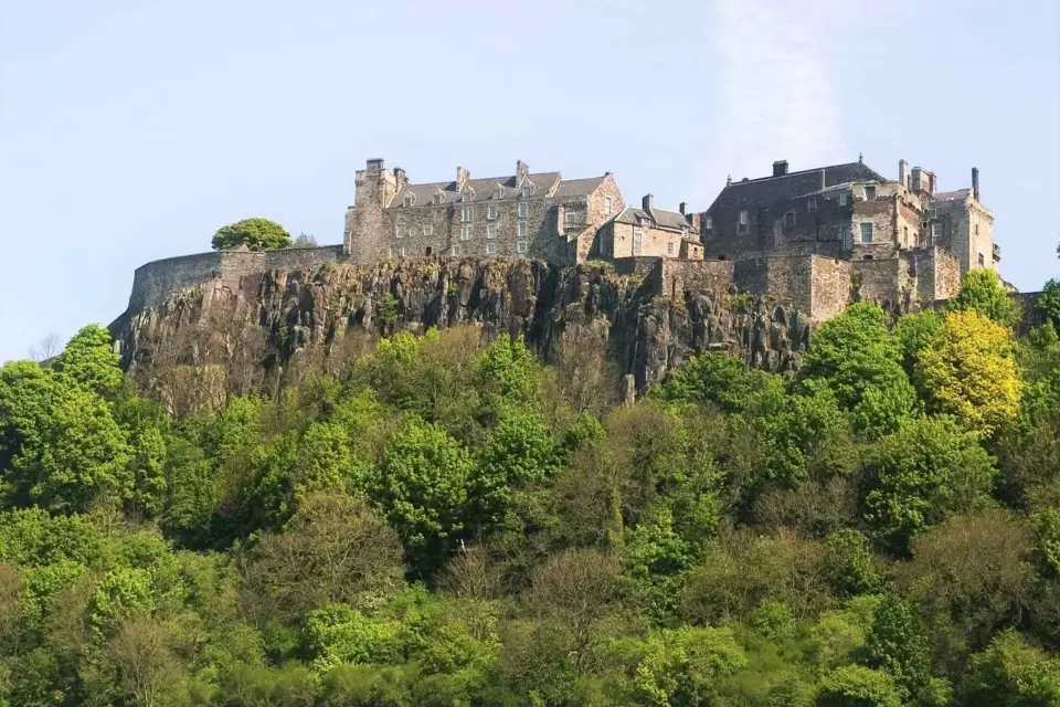 Edinburgh: Stirling Castle, Loch Lomond Walk & Whisky Tour