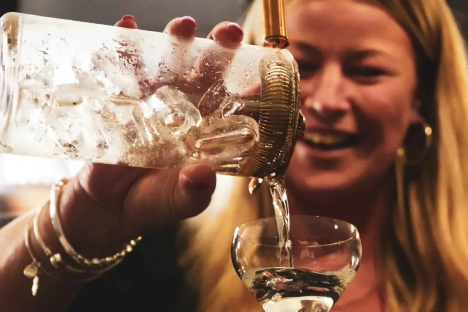 Cata de ginebra y experiencia de elaboración de cócteles en la destilería Holyrood