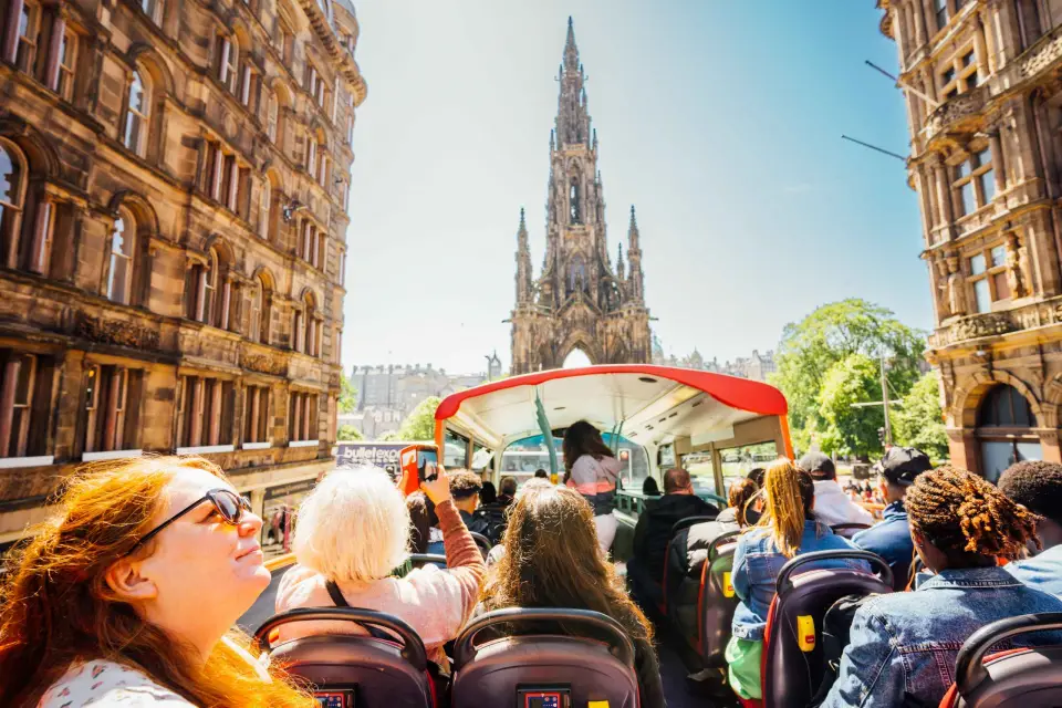 Edimburgo: Excursión en Autobús Hop-On Hop-Off Combo Ciudad y Britannia