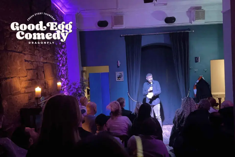 Edimburgo: Serata di commedia scozzese in un cocktail bar del centro storico
