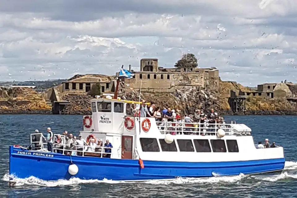 Queensferry Crucero por el Castillo de Blackness en el Firth of Forth