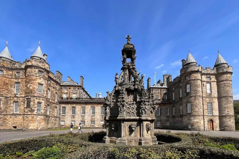 Edimburgo: Ticket de entrada al Palacio de Holyroodhouse y tour de la ciudad In-App