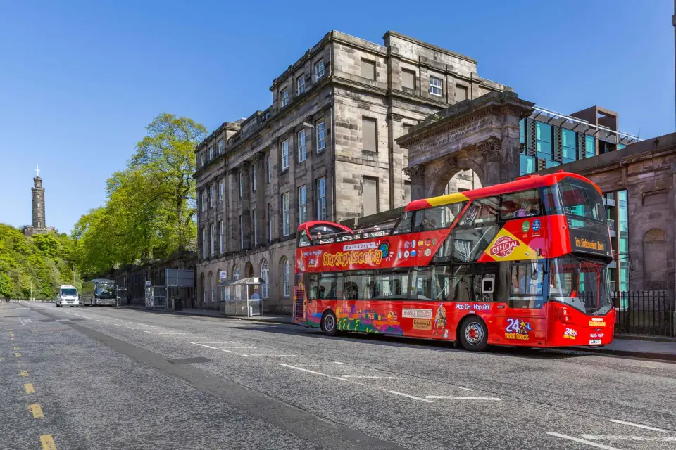 Edimburgo: Tour en autobús turístico con paradas libres