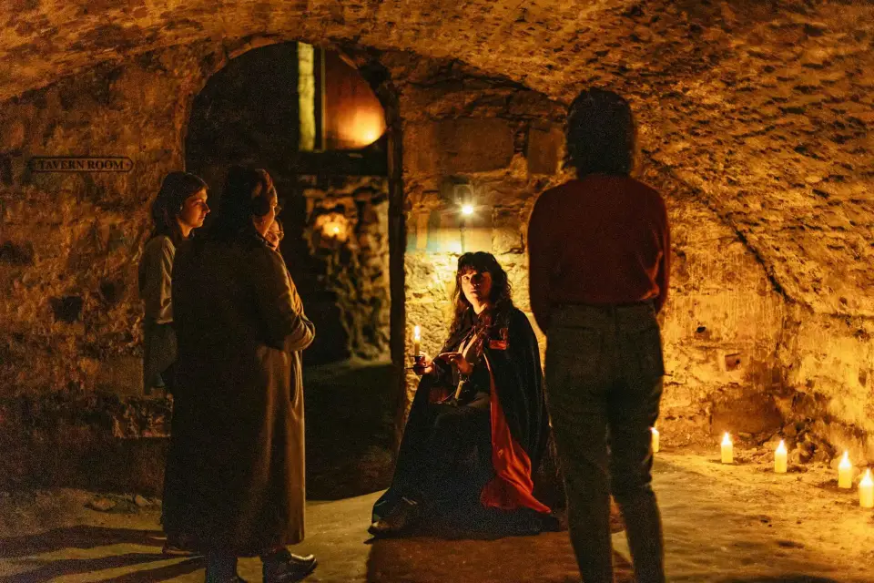 Edimburgo: Tour nocturno de fantasmas por las bóvedas subterráneas con whisky