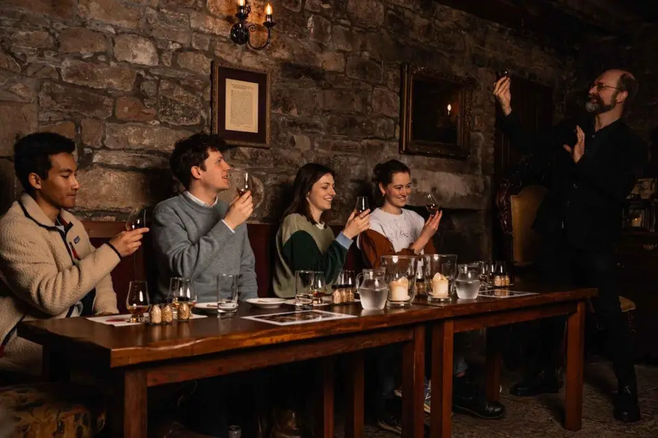 Edimburgo: Visita en grupo reducido a la Historia del Whisky con degustación