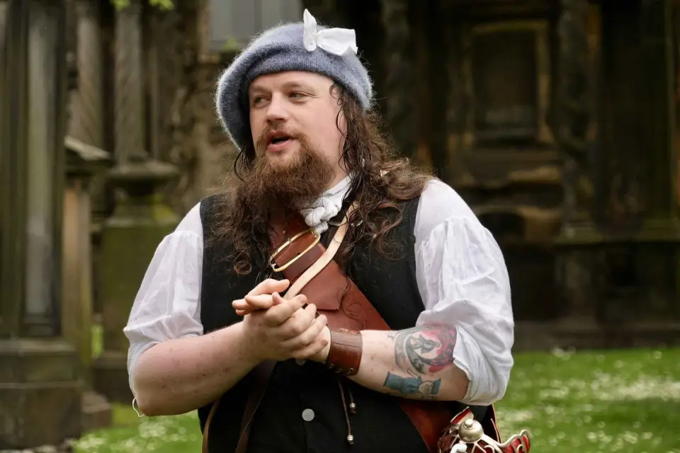 Visita guiada a pie por Edimburgo vestida de época