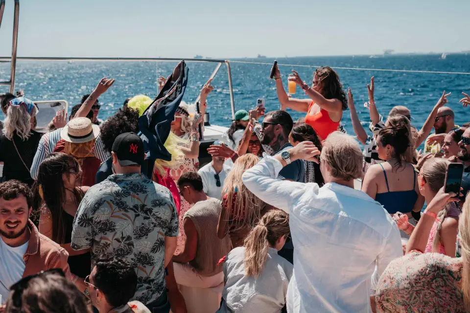 Barcelona 2024 - Baño y Fiesta en Barco con Paella