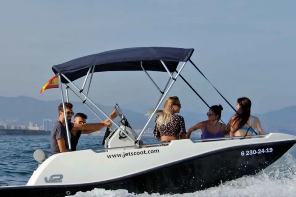 Barcelona: Alquiler de barcos sin licencia