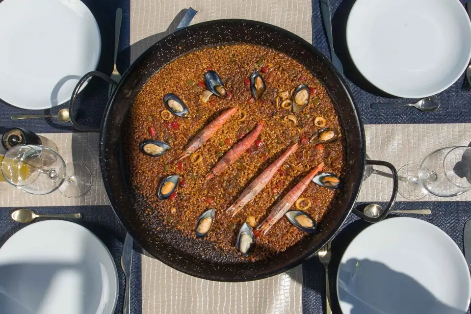 Auténtica Clase de Paella y Sangría Premium en una Azotea de Diseño