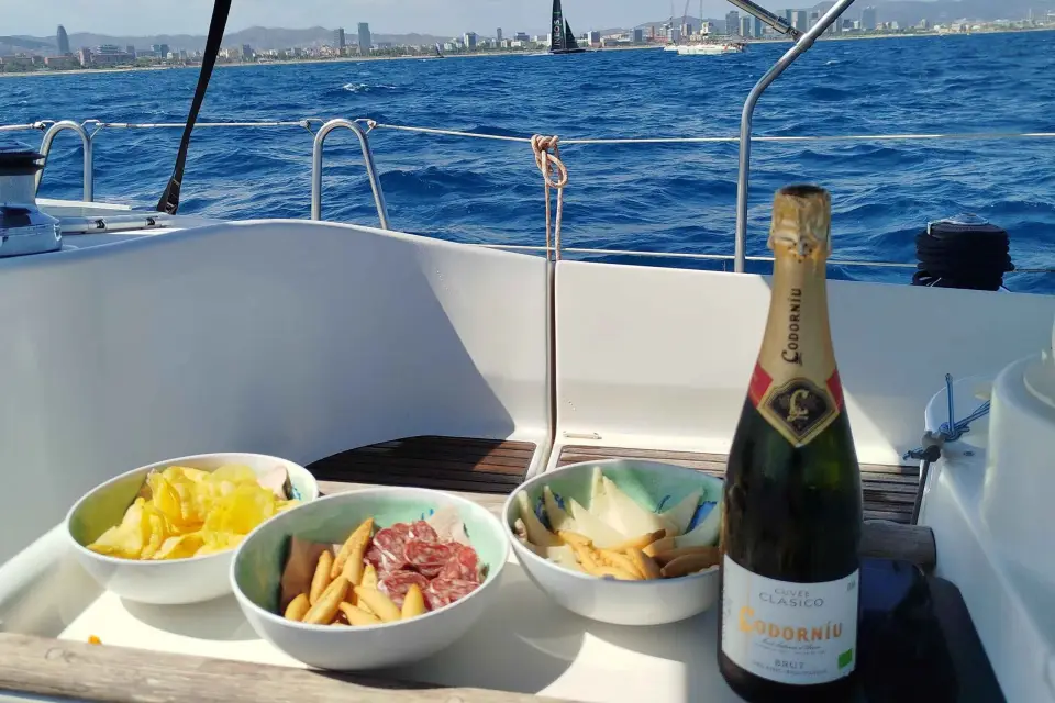 Barcelona Badalona : Paseo en Velero, Aperitivos, Bebidas, Natación