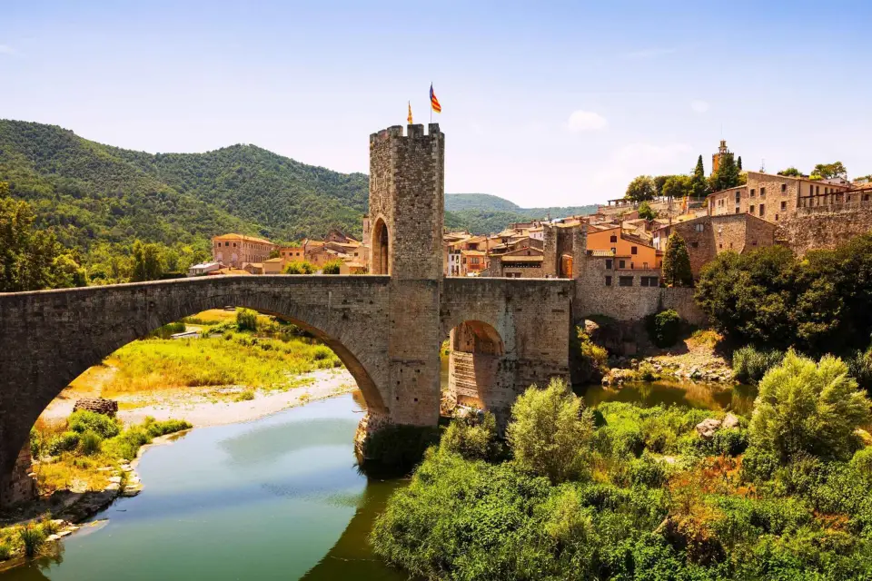 Barcelona: Besalú y Ciudades Medievales con servicio de recogida del hotel