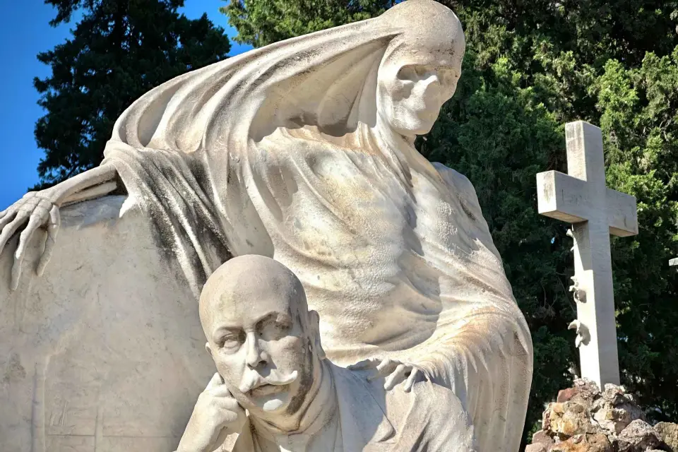 Barcelona: Cementerio de Montjuic Tour a pie en grupo reducido