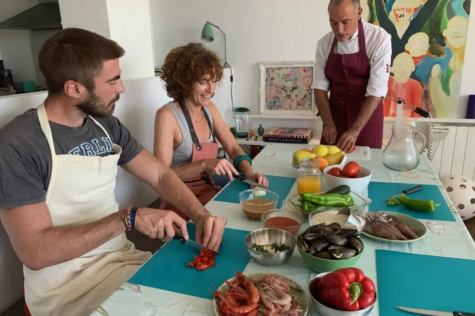 Barcelona: Clase magistral de cocina marinera en paella con sangría