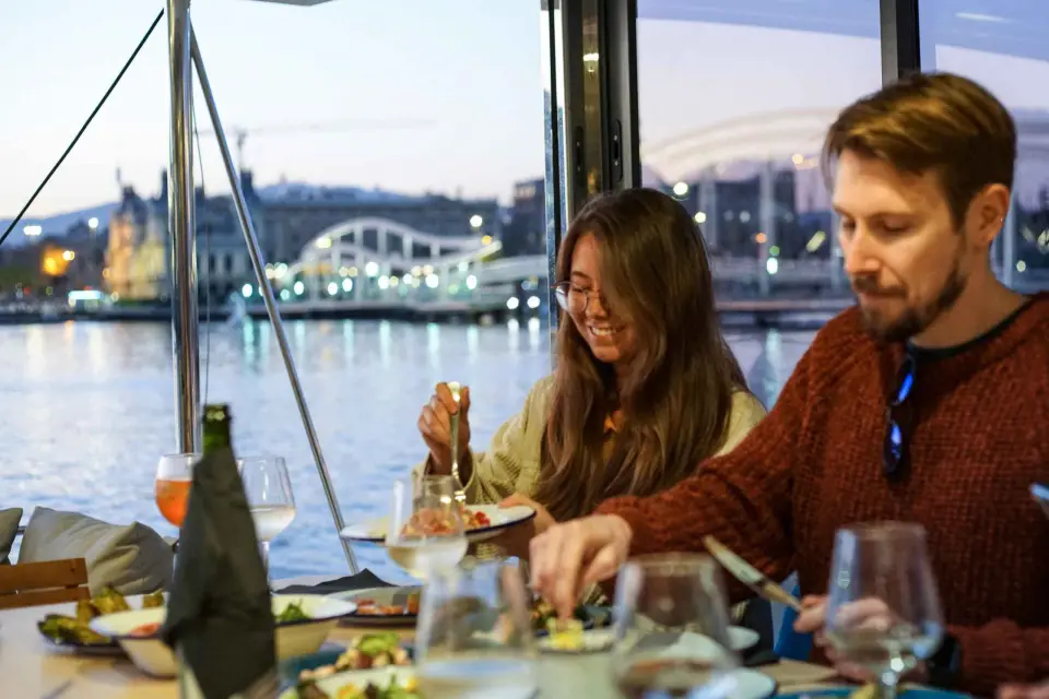 Barcelona: Comida o Cena Excursión en Catamarán a Vela