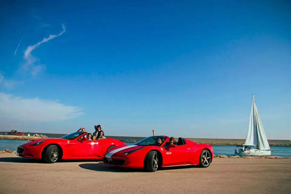 Barcelona: Conducción de Ferrari y experiencia en moto acuática o vela