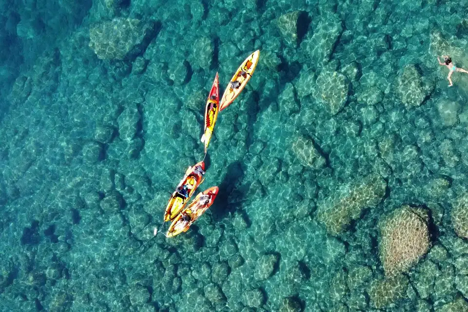 Barcelona: Costa Brava Kayak, Snorkel y Salto de Acantilado y Comida