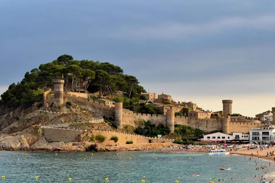 Costa Brava: Paseo en barco y visita a Tossa con servicio de recogida del hotel