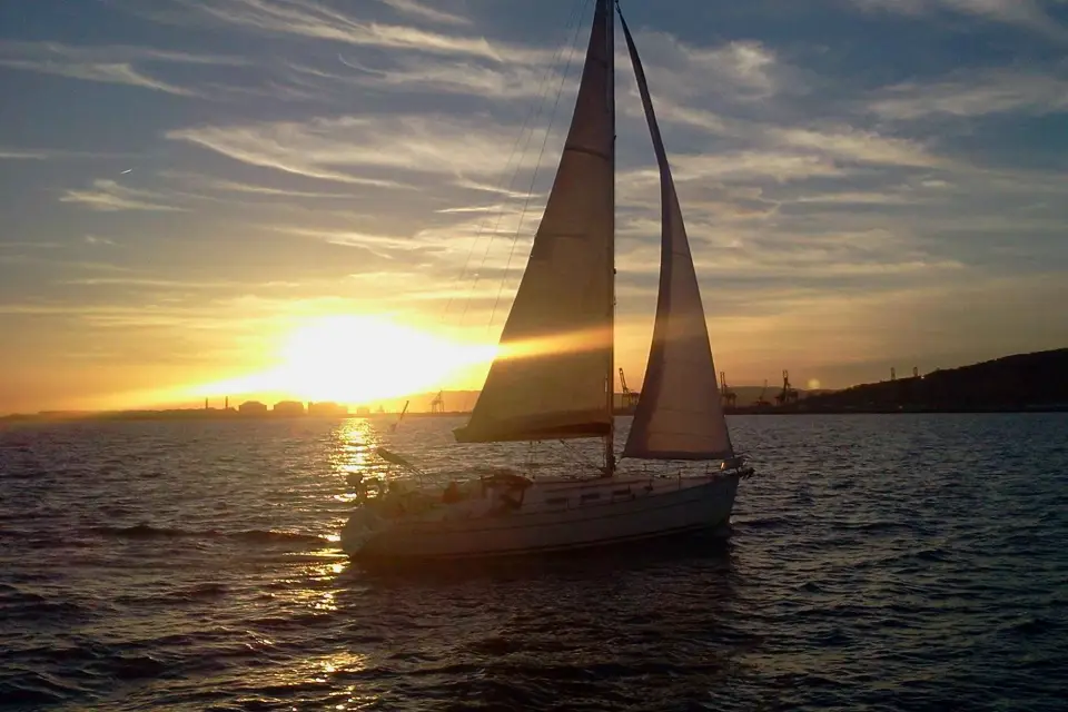 Barcelona: Crucero de 2 horas al atardecer en velero