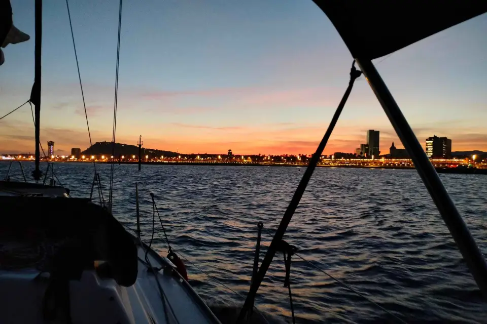 Barcelona: Crucero al atardecer con aperitivos y bebidas