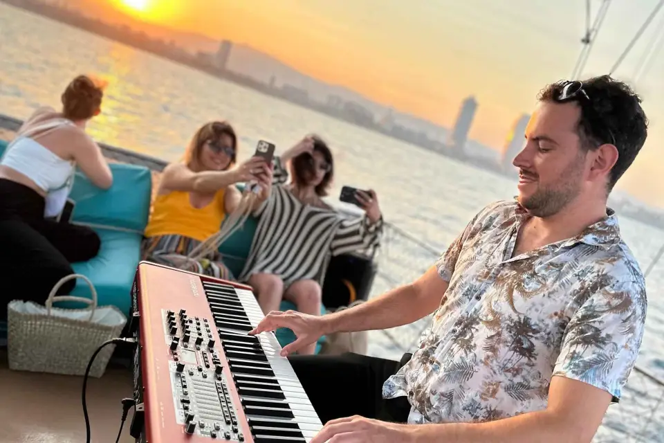 Barcelona: Crucero al atardecer con música jazz y blues en directo