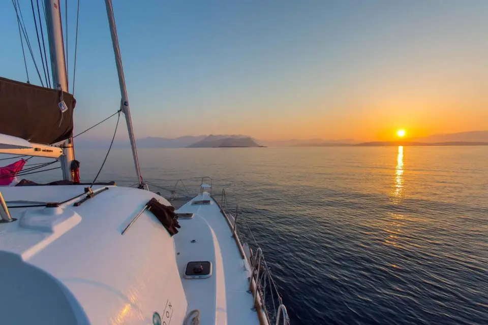Barcelona: Crucero en Catamarán al Atardecer con Vino y Tapas