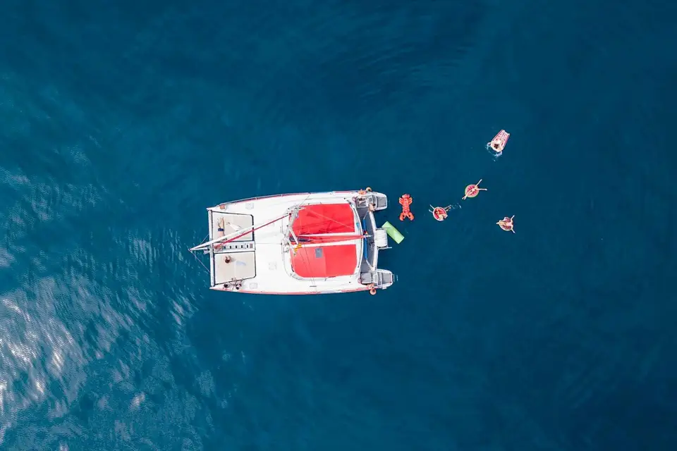 Barcelona: Crucero en Catamarán diurno o al atardecer con bebida