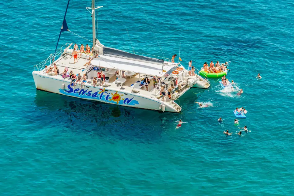 Barcelona: crucero en catamarán con fiesta y barbacoa