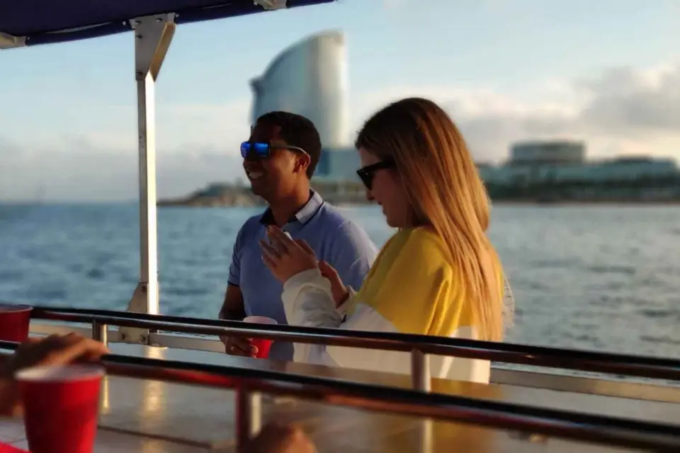 Barcelona: Crucero en Catamarán con Música y Vistas de la Ciudad