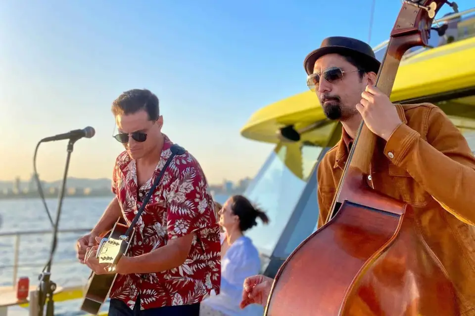 Barcelona: Crucero diurno o al atardecer en catamarán con música