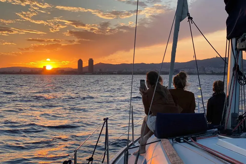 Barcelona: Crucero por el horizonte al atardecer con cava