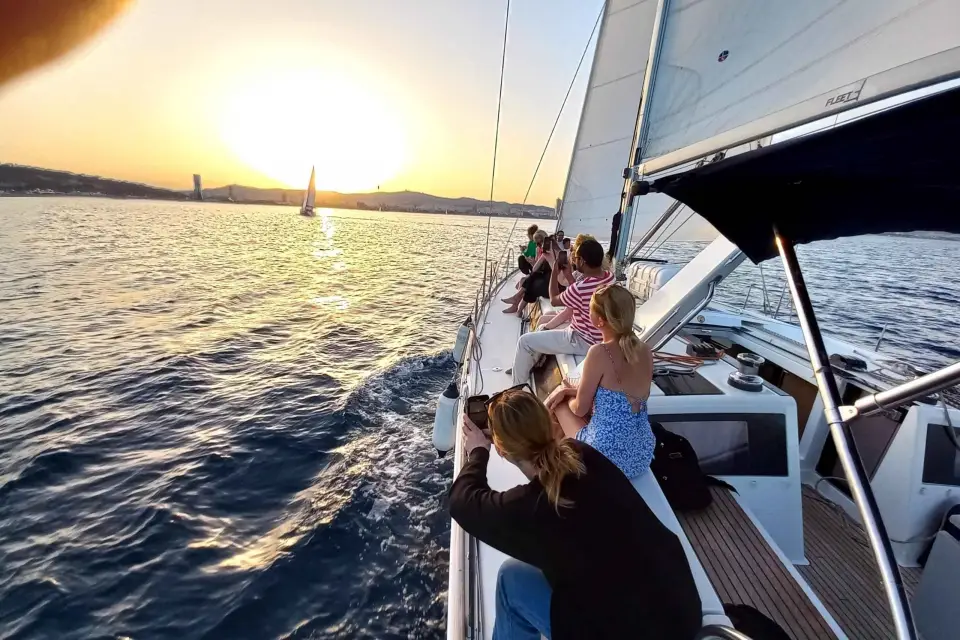 Barcelona: Crucero privado de lujo en yate al atardecer