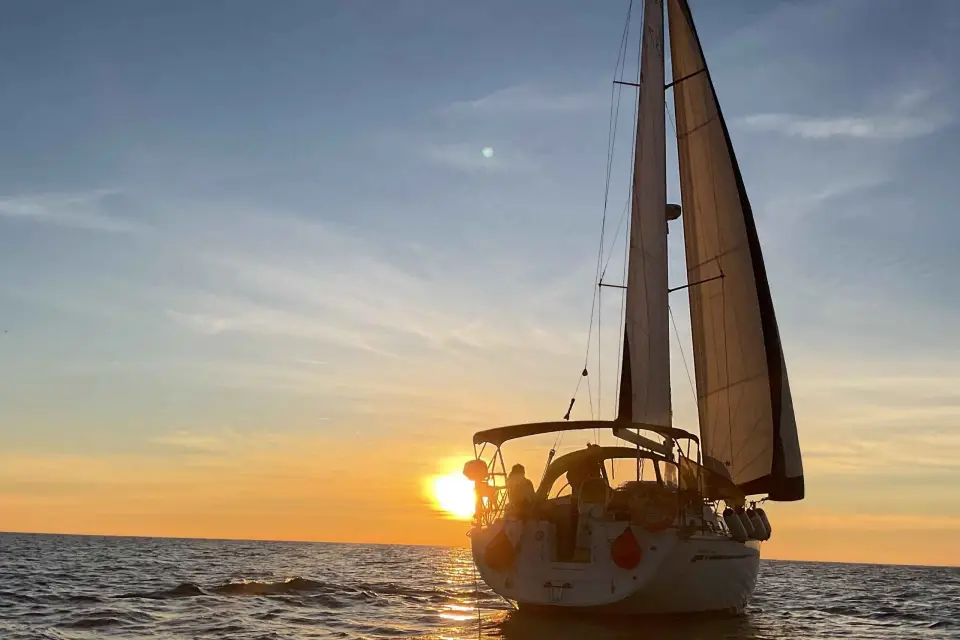 Barcelona: Crucero privado en velero al atardecer