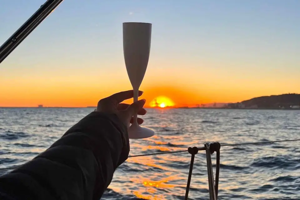 Barcelona: Crucero en velero al atardecer con barra libre