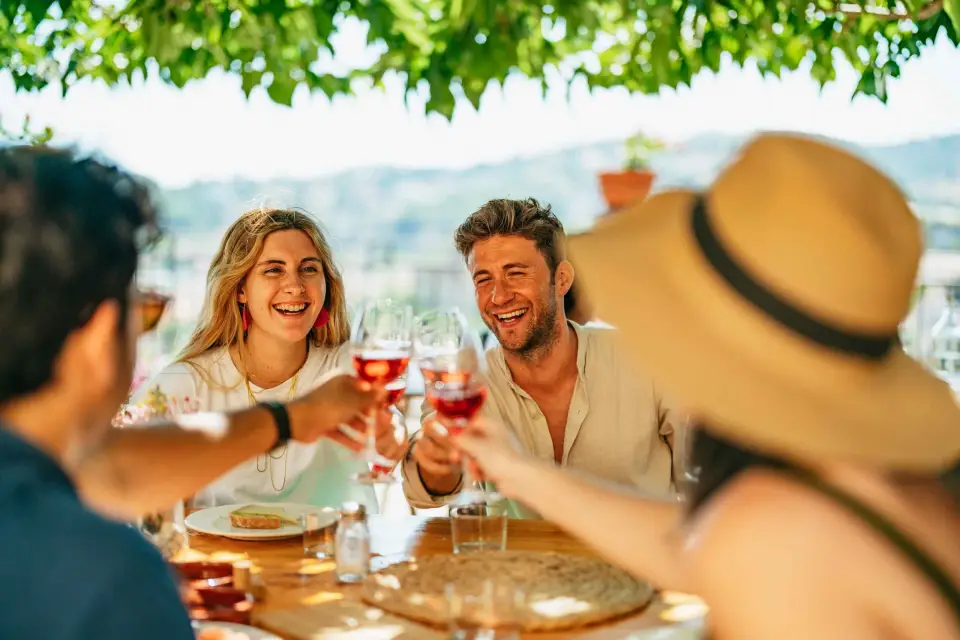Barcelona: Crucero en velero y visita a viñedos con cata de vinos