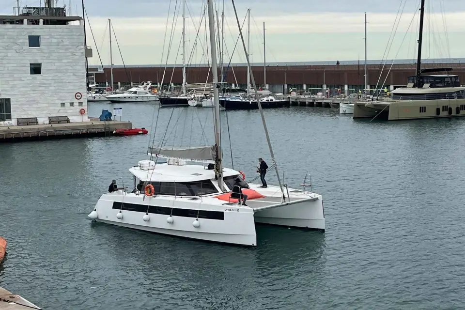 Descubre Barcelona: Crucero compartido en catamarán de lujo