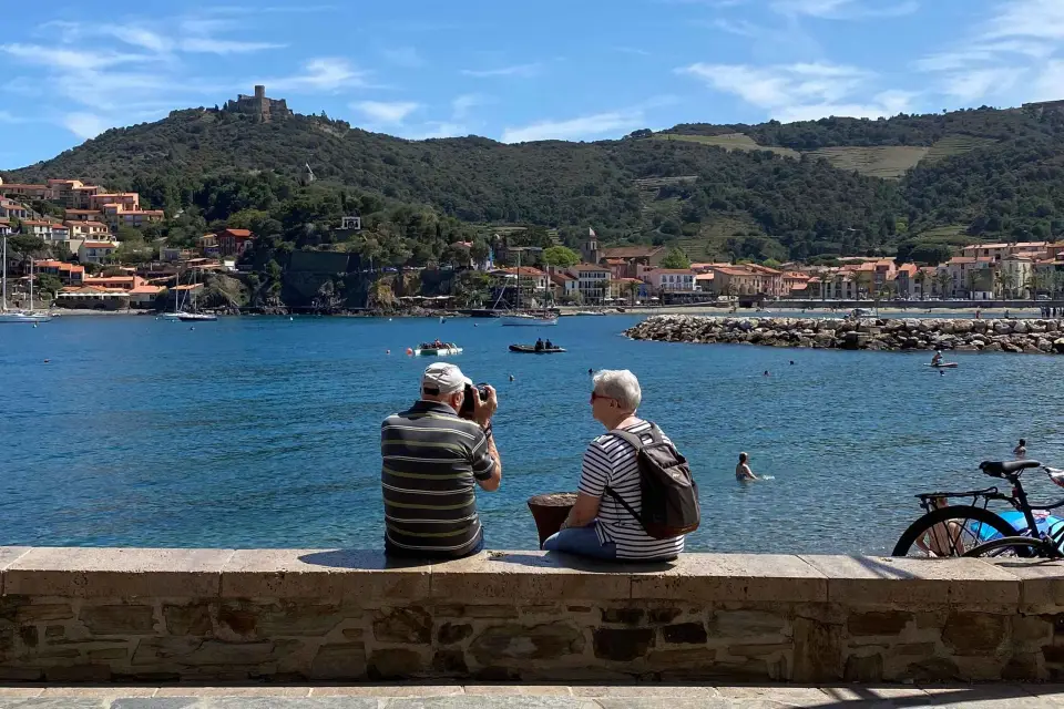 Desde Barcelona: Excursión de un día a Francia con desayuno en Girona
