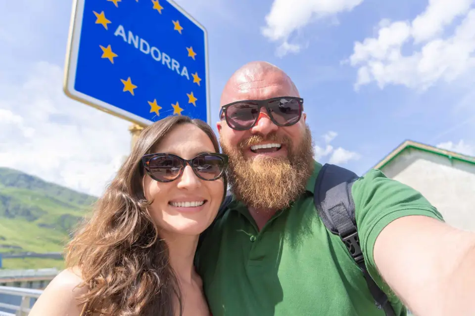 Desde Barcelona: Excursión de un día con guía a Andorra y Francia