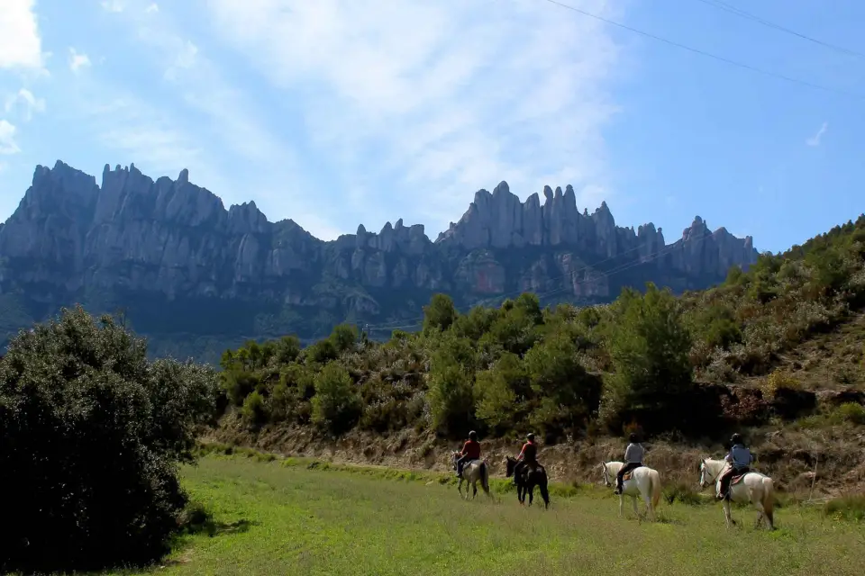 Barcelona: Excursión de un día a pie y a caballo en Montserrat