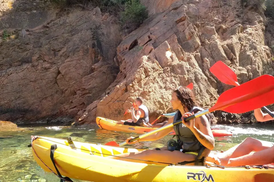 Barcelona: Excursión en kayak y snorkel por la Costa Brava con almuerzo