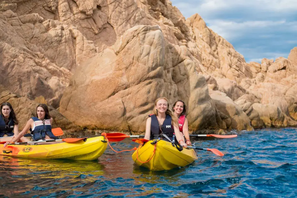 Desde Barcelona: Excursión en Kayak y Snorkel por la Costa Brava con Picnic