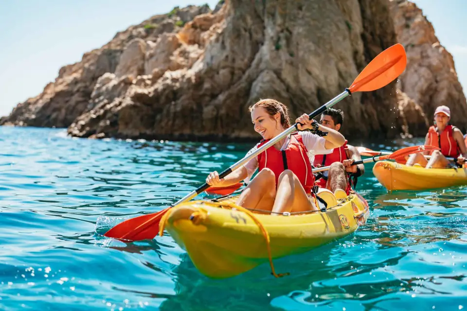 Barcelona: Excursión en kayak y snorkel en Tossa de Mar con comida de 3 platos