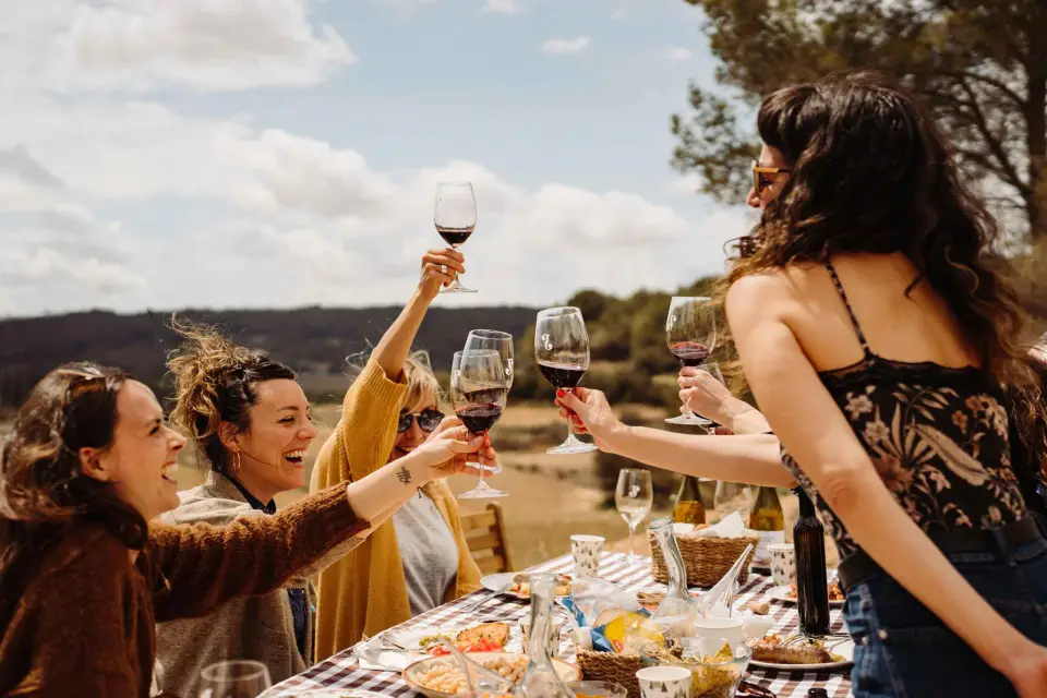 Excursión a Montserrat y Bodegas del Cava: Excursión de un día desde Barcelona