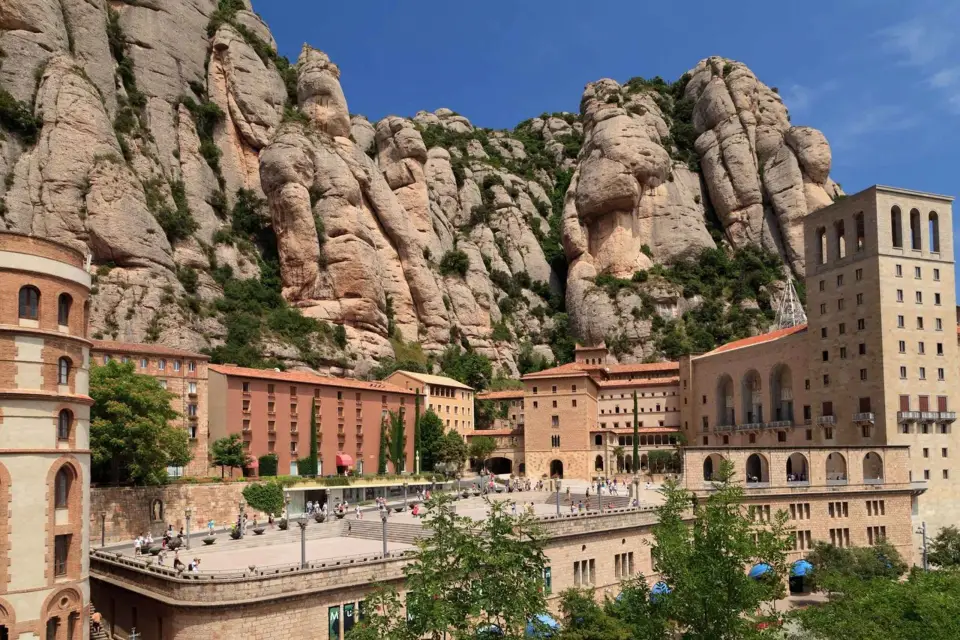Desde Barcelona: Excursión a Montserrat con Opción Bodegas del Penedés